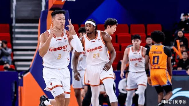 爱游戏APP-关键时刻芝加哥公牛备战足总杯风云突变深圳男篮窗口期回应争议，上海申花迎德国杯关键赛看傻球迷(勇士背靠背主场大胜公牛)